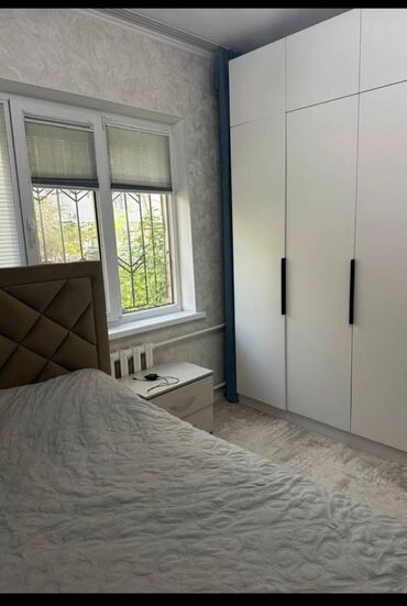 срочно продаётся 1 комнатная квартира в районе ошского рынка по улице молодая гвардия токтогула: 3 комнаты, 82 м², 106 серия, 1 этаж, Евроремонт