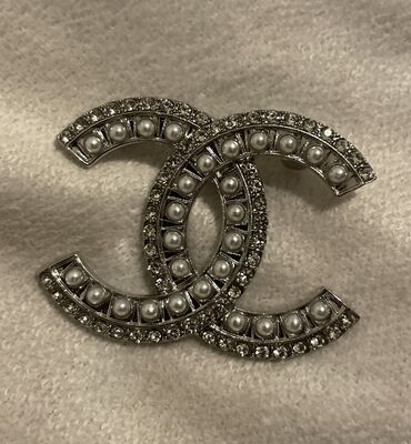 veleprodaja dukseva novi pazar: Chanel broš nov,Sirina 5cm,visina 3,5cm.Listajte slike