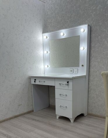 islenmis su ceni: İşlənmiş, Makiyaj üçün masa, Güzgülü