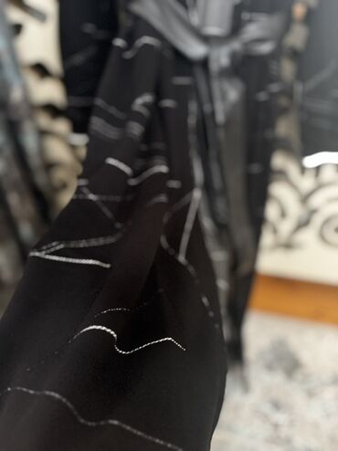 Kardiqanlar, jaketlər: Qadın uzun – PIENA - Rəng: qara, nazik ağ xətt naxışları - Model — 8