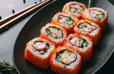 Готовые блюда, кулинария: Сеты роллов и суши - Тёплые роллы в хрустящей панировке: крупные — 10