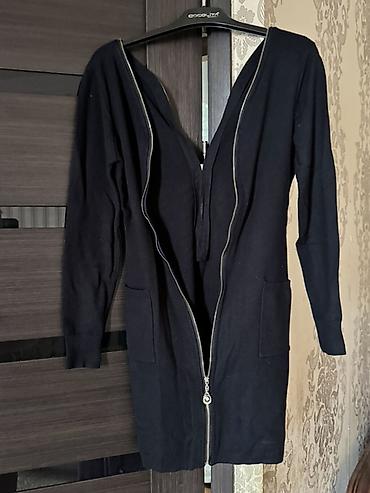 Üst geyimi: Qadın üçün qara trikotaj kardiqan/tunika - Model: tam ön hissəsi boyu — 3