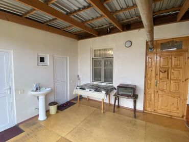 Köhnə tikili: 3 otaqlı rahat mənzil/interyer - Geniş qonaq otağı: divan, 6 nəfərlik — 6