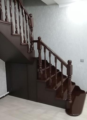 Деревянные лестницы: Деревянная лестница Для дома, Бесплатная консультация, Вид дерева: Кара Жыгач, Форма лестницы: Г-образная, Стиль: Хайтек — 5