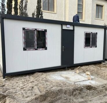 Konteynerlər: Konteyner tipli, iki pəncərəli və qapılı modul bina. Ağ divarları və