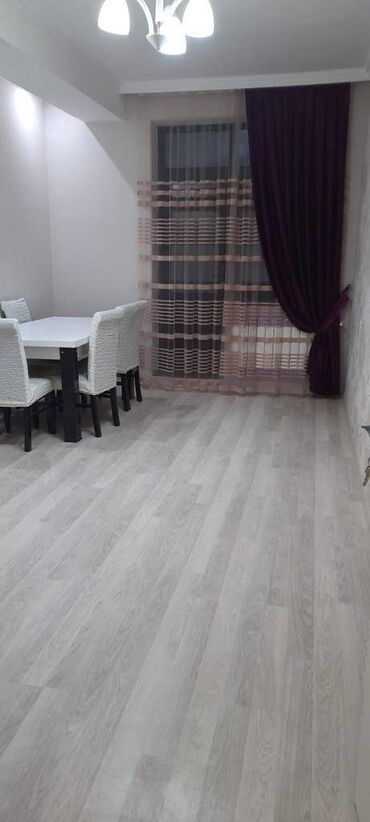 Uzunmüddətli kirayə mənzillər: Razində 60 kv sahəsi olan 2 otaqlı mənzil kirayə verilir.Binada qaz — 4