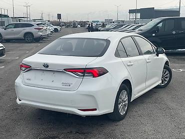Toyota: Toyota Corolla: 2021 г., 1.8 л, Вариатор, Гибрид, Седан — 4