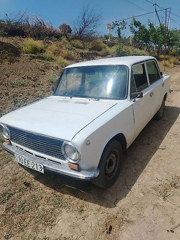 азербайджан авто: VAZ 2101 klassik sedan avtomobil. Ağ rəngdə kuzova malikdir — 1