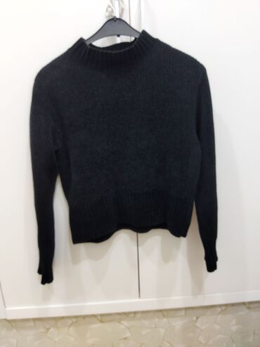 Koftalar, sviterlər: İsti triko sviterlər çox az geyinilib, her biri 7 azn — 2