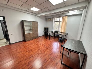 купить коммерческое помещение в бишкеке: Продаю Офис 215 м², С мебелью, Многоэтажное здание, 1 этаж