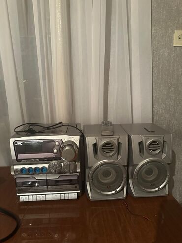 Dinamiklər və kolonkalar: İdeal vəziyyətdədir disk və kaset yeri var. Pult var