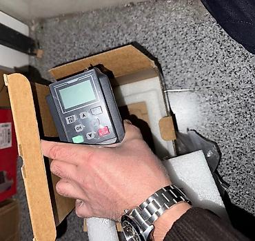 i̇nvertor: İnvertor 1,5 kw,keyfiyyetli mehsuldur,yenidir,220 voltla calışır,3 faz — 1