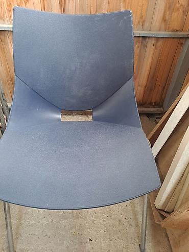 taxt iwlenmiw: Bu, müasir dizaynlı, tünd mavi rəngli plastik oturacaqdır. Oturacaq və — 2