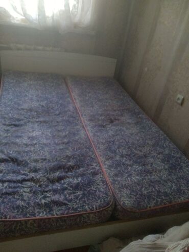 металлические кровать: Спальный гарнитур, Двуспальная кровать, Матрас, цвет - Белый, Б/у