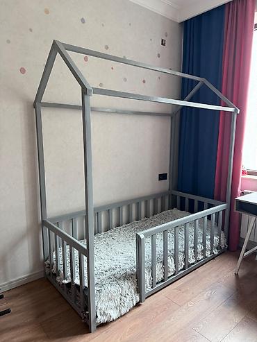 mebel ustu: Uşaq üçün “ev” formalı taxta çarpayı – matrasla birlikdə. - Ölçü — 1