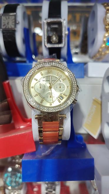 bakida saat: Michael Kors qadın qol saatı - Korpus: qızılı ton, bəzəkli daşlarla — 1