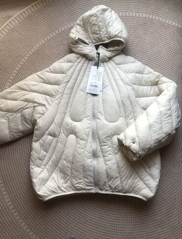 длинное трикотажное платье с капюшоном: Пуховик с капюшоном, светло‑молочный цвет. Особенности: - Утеплённая