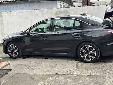 Другие автомобили: Элегантный седан бизнес-класса в темно‑сером цвете с выразительной — 12