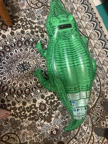 надувная игрушка: Продаю надувного крокодила