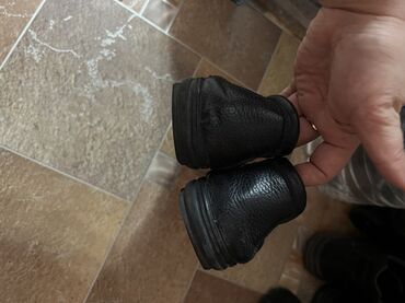 Кроссовки и спортивная обувь: Продаю обувь на мальчика, 37 размер. Все в отличном состоянии. Цена — 6