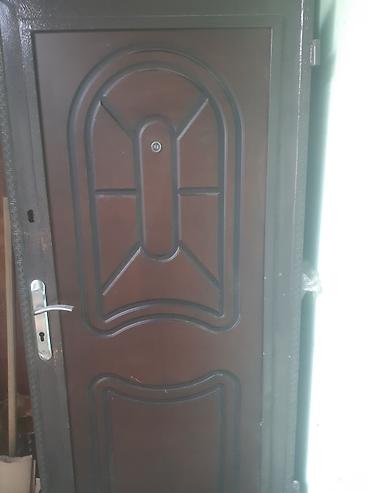 Metal giriş qapısı - Material: polad karkas, ön səthdə qəhvəyi