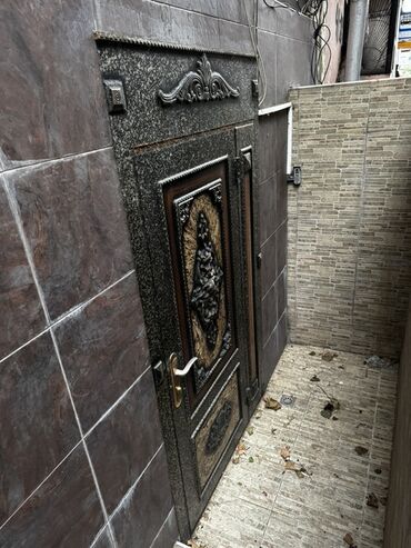 Özü yapışan divar kağızları: Metall qapı – dekorativ relyefli, möhkəm konstruksiya - Material
