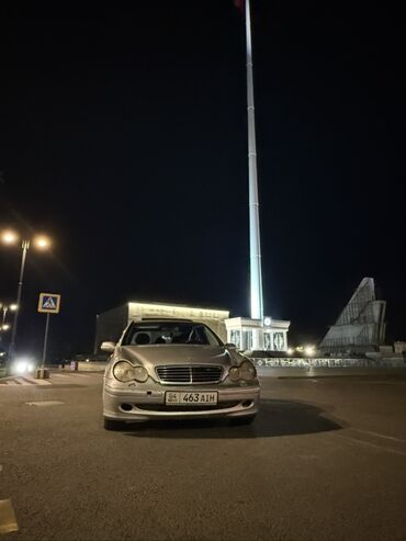 Mercedes-Benz: Автомобиль Mercedes-Benz C-класса в серебристом цвете. Этот седан