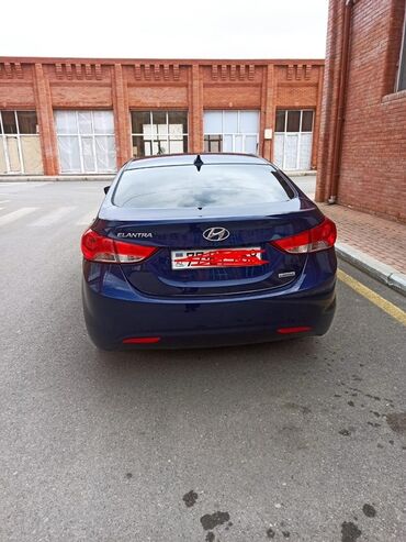 Hyundai: Hyundai Elantra sedan – tünd mavi rəng, aerodinamik kuzov və xrom ön — 2
