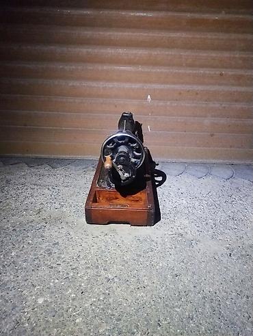 İncəsənət və kolleksiyalar: Köhnə tip əl ilə fırladılan tikiş maşını - Korpus: tökmə metal, qara — 5