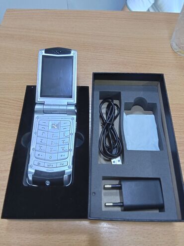 телефон fly cirrus 16: Gümüşü rəngli qapaqlı telefon klassik dizaynı ilə seçilir. Telefonun