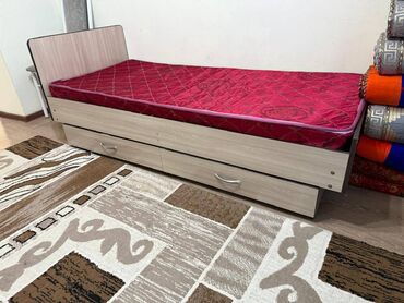 детскую кровать и письменный стол: Бир кишилик керебет, Колдонулган, Матрасы бар, узуну - 195 см