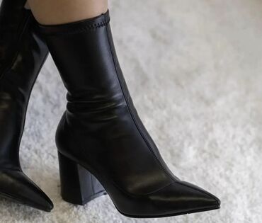 женские бот: Qadın üçün qara, dizaynı minimal və zərif bot heç geyinilməyib razmer