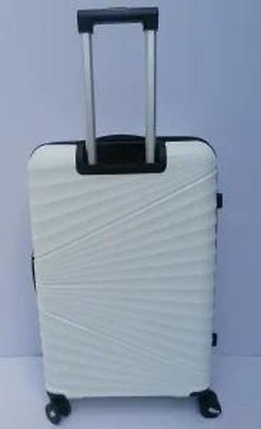 Putni koferi i torbe: === PART 1: TEXTUAL DESCRIPTION === Set od tri bela kofera sa tvrdim — 14