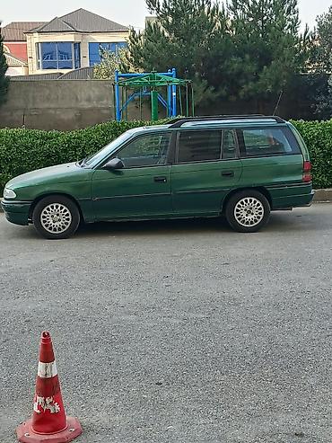 opel astra dinamo: Yaşıl rəngli universal kuzovlu Opel Astra F (caravan) — 1