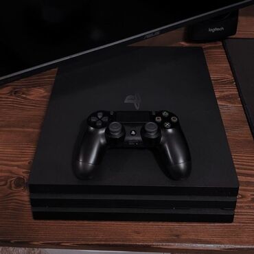 playstation oyun yazilmasi: Qara rəngli PlayStation 4 Pro oyun konsolu. Müasir oyun təcrübəsi üçün