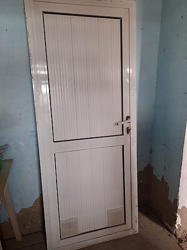 asma tavanlar hamam: Ağ rəngli plastik (PVC) qapı - Material: PVC profilli çərçivə, şaquli — 2