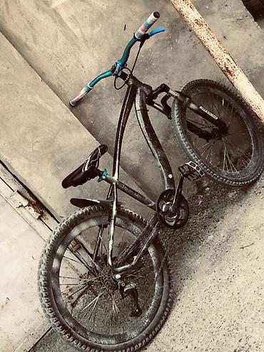 Dağ velosipedi – 26 düym - Çərçivə: yüngül alaşımlı hardtail, əyri
