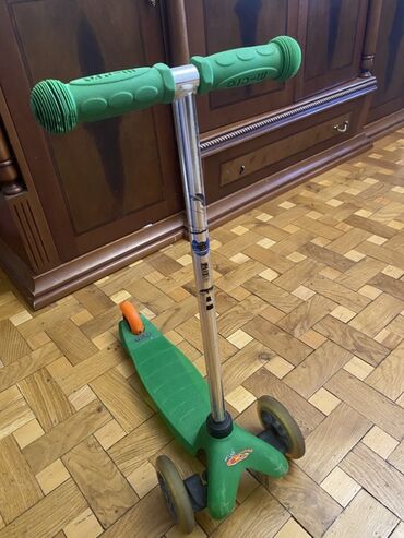 usaq ucun belekler: Uşaq skuterı – Micro Scooter (3 təkərli) - Rəng: yaşıl gövdə, yaşıl