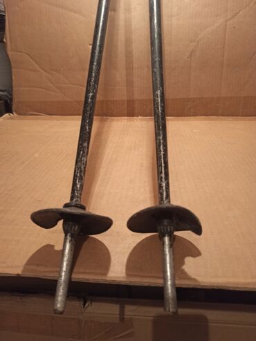 Oprema za skijanje: Četiri para skija različitih dužina i stanja. Detaljnije u — 9