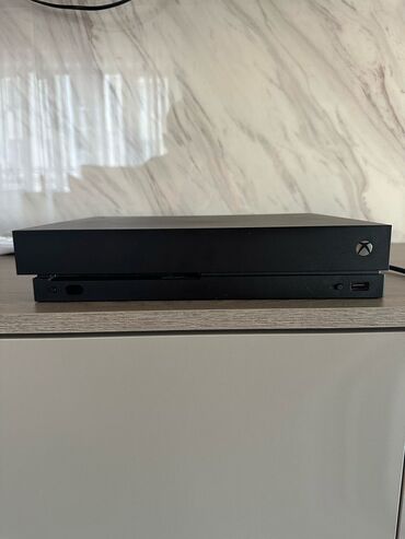 Xbox One: Xbox One X
Память - 1 tb
2 джойстика
Состояние отличное