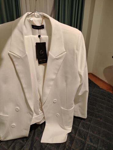 спортивные костюмы женские: Tek penceyi Satilir geyinlmiyib etkketi üsdünde Ağ rəngli qadın