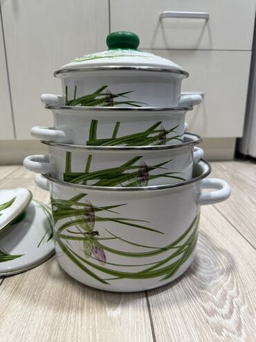 фонарь садовый: Набор эмалированных кастрюль с крышками - В комплекте 4 кастрюли