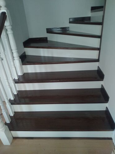 Деревянные лестницы: Деревянная лестница с окрашенными ступенями и белыми балясинами — 26