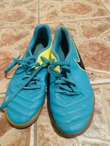 аквашузы купить бишкек: Продаю зальник Nike tempo. 
Оригинал б/у 38 размер. 
2500