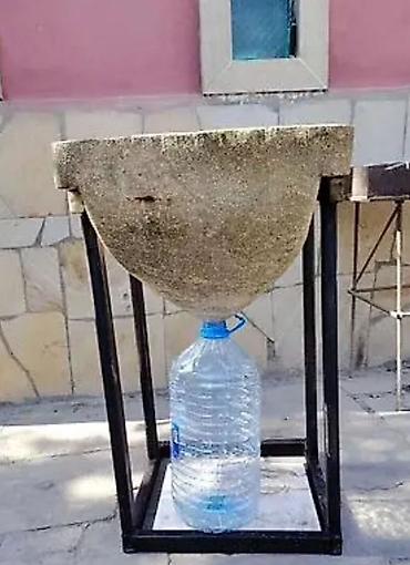 su filteri: Məhsul: Təbii daşdan hazırlanmış su filtri (küləkdə soyudulan “təknə” — 1