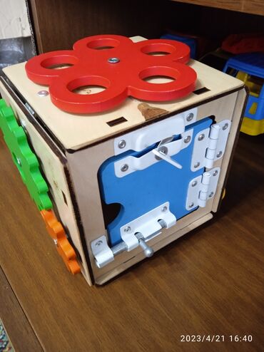 развивающие игрушки из дерева: Детский бизи-кубик 15 см, деревянный, состояние отличное Рабочий