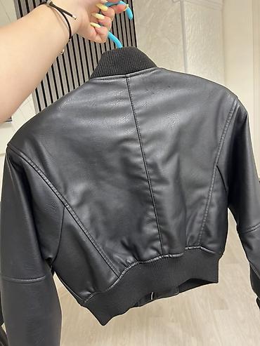 deri plas: PULL&BEAR qara bomber. Ela veziyyetdedir xs razmerdir oversizedir — 2