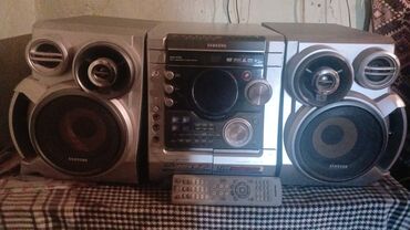 Mikrofonlar: Göstərilən Samsung mini komponent audio sistemi iki əsas dinamik və