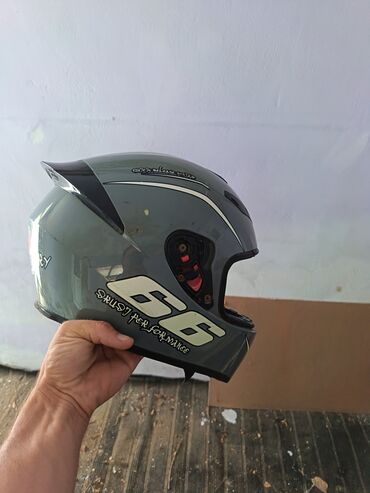 Аренда мототранспорта: AGV B+ markalı motosiklet dəbilqəsi. Dəbilqə boz rəngdədir və yan