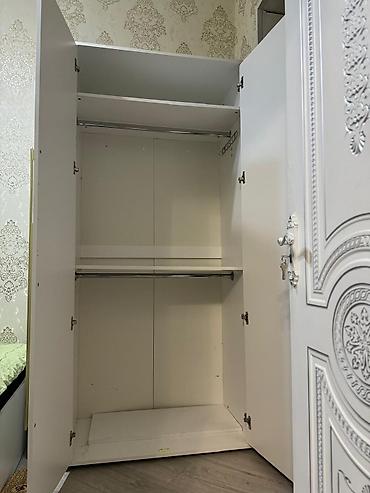 bala ordek: Ağ rəngli iki qapılı paltar dolabı - Minimalist dizayn, düz səthlər — 3